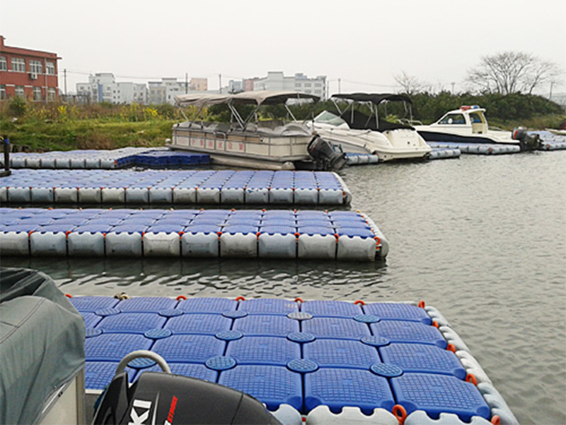 Pontoon tube float